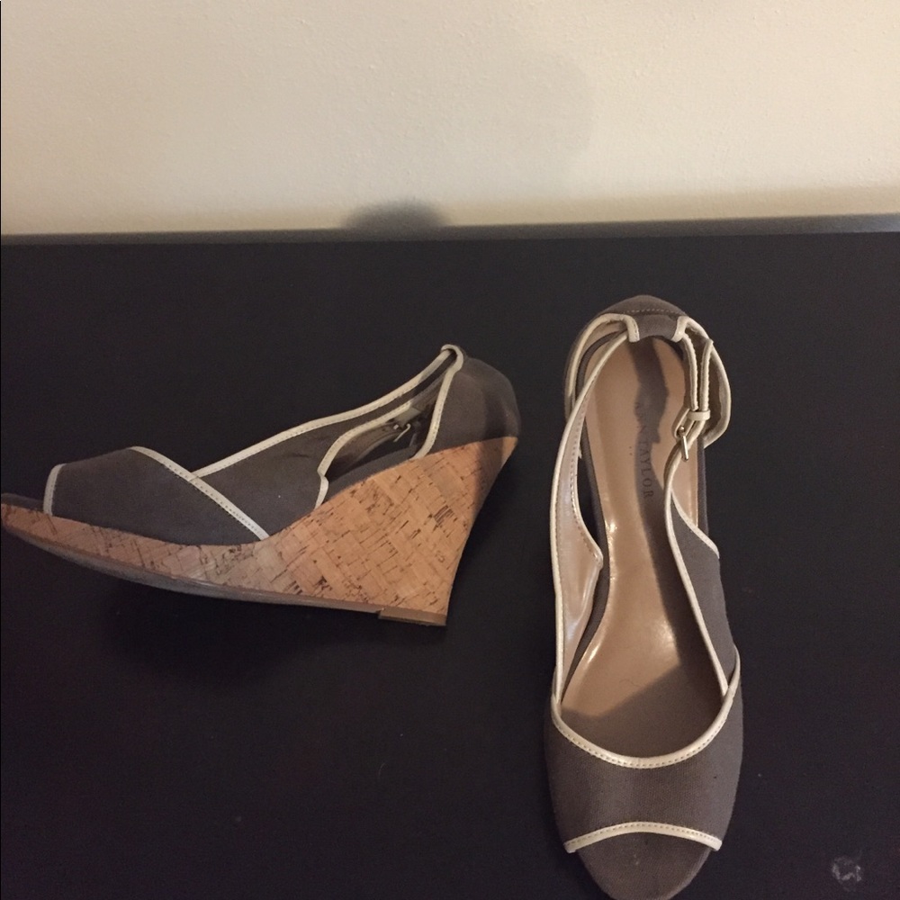 Ann Taylor Peep Toe Wedge Sz 9.5